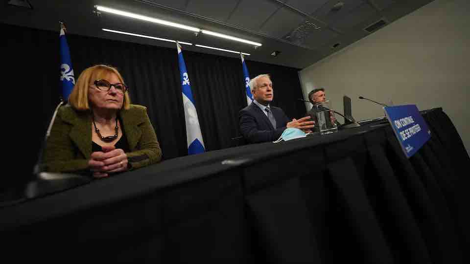Le Dr Luc Boileau a tenu mercredi une conférence de presse pour faire le point sur la situation actuelle de la COVID-19 au Québec. Il était pour l'occasion accompagné de la conseillère médicale stratégique principale de la Direction générale de la santé publique du ministère de la Santé et des Services sociaux (MSSS), Marie-France Raynault, et du médecin microbiologiste Jean Longtin, expert clinique en appui à la gestion scientifique de la pandémie du MSSS. -- PHOTO : RADIO-CANADA / SYLVAIN ROY ROUSSEL