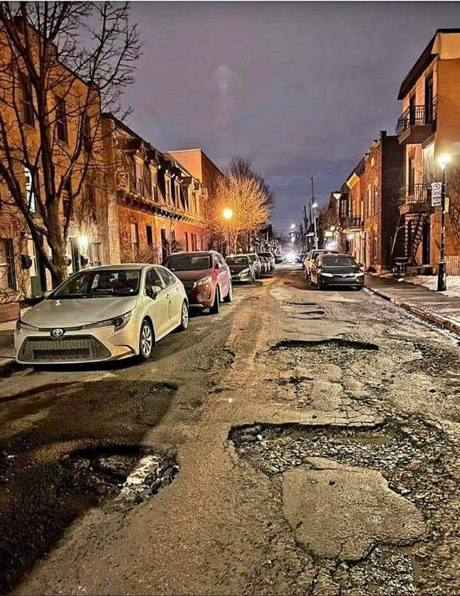 pendant-ce-temps-les-rues-de-montreal-sont-pleines-de-nids-de-poules.jpg