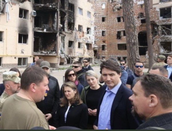chrystia-freeland-melanie-joly-et-justin-trudeau-a-irpin-le-8-mai-2022.jpg