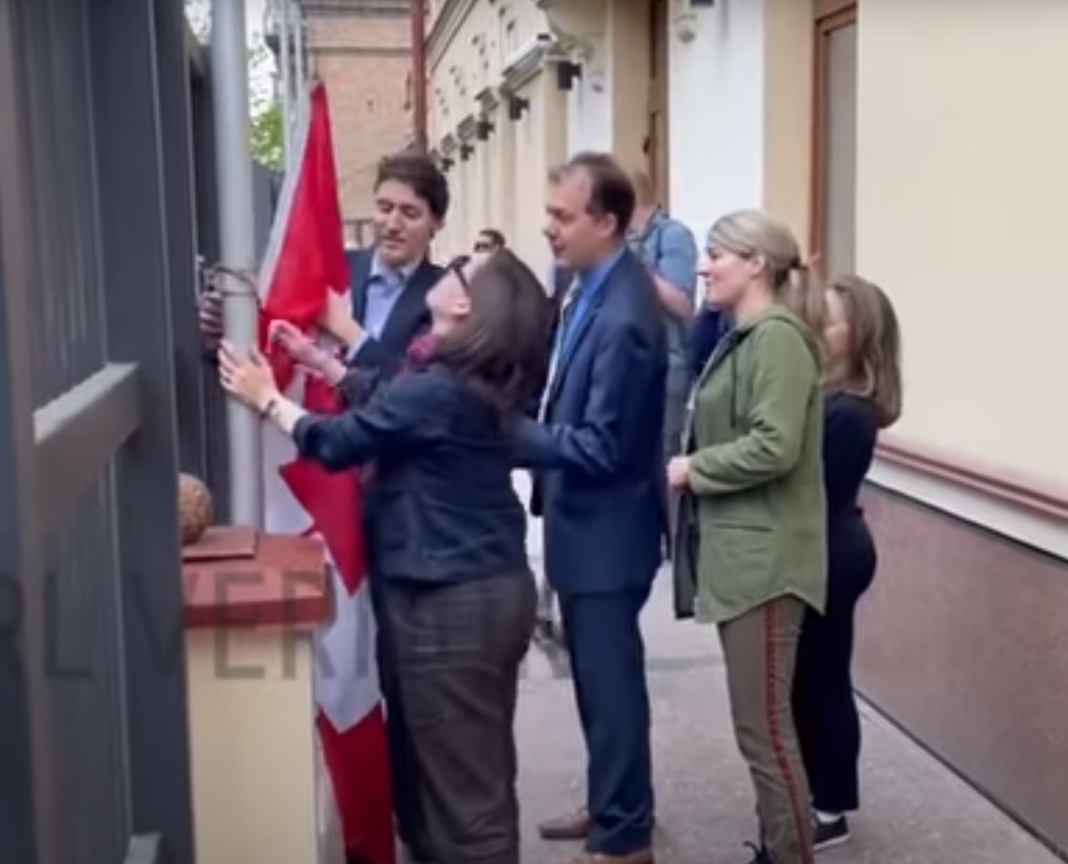 justin-trudeau-et-la-levee-du-drapeau-canadien-qui-ne-fonctionne-pas-le-8-mai-2022-en-ukraine.jpg