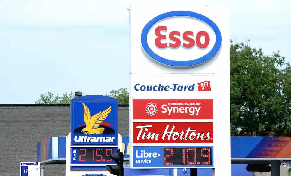 PHOTO AGENCE QMI, MARIO BEAUREGARD -- Une station d’essence Ultramar affichait le prix du litre d’essence régulière à 2,15 $, hier, à Montréal.