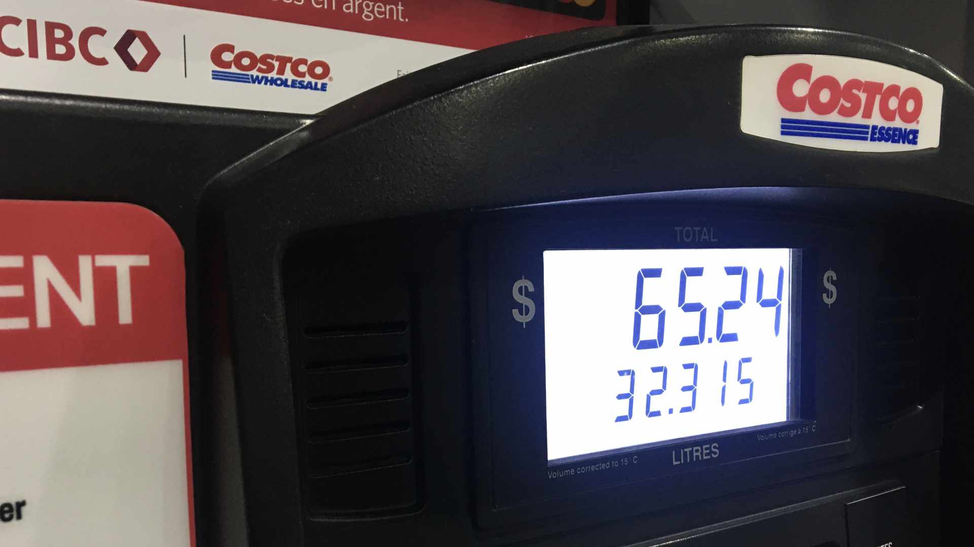 le-prix-de-l-essence-qui-depasse-les-2-dollars-le-litre-au-quebec-le-25-mai-2022.jpg