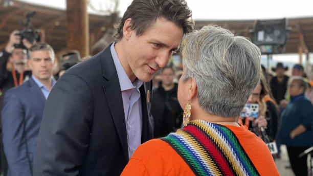 © Jenifer Norwell/Radio-Canada -- Le premier ministre Justin Trudeau arrive à l'aire réservée pour les pow-wow et cérémonies traditionnelles de la Première Nation Tk'emlups te Secwépemc.