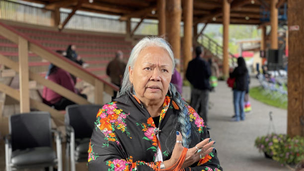 © Jenifer Norwell/Radio-Canada -- Selon Dorothy Christian, ou Cucw-la7, une membre de la communauté Tk'emlúps, la découverte des restes d’enfants a « finalement ouvert un dialogue honnête avec les peuples colonisateurs de ce pays. »