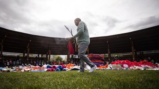 © Ben Nelms/Radio-Canada -- David Archie fait une cérémonie de purification sur des dons qui ont été amassés dans l'aire pour les pow-wow et les cérémonies de la communauté Tk'emlúps te Secwépemc.