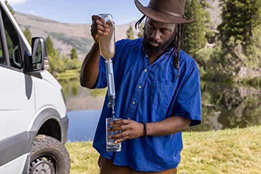 filtration-avec-un-filtre-lifestraw.jpg