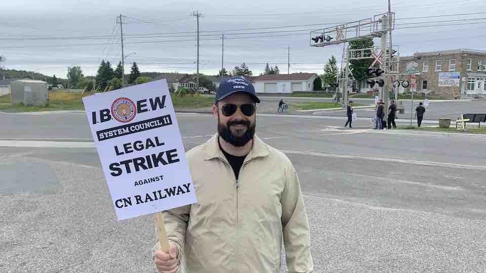 Chris Nadon est président du local 2052 du syndicat de la Fraternité internationale des ouvriers en électricité. -- PHOTO : RADIO-CANADA / BIENVENU SENGA