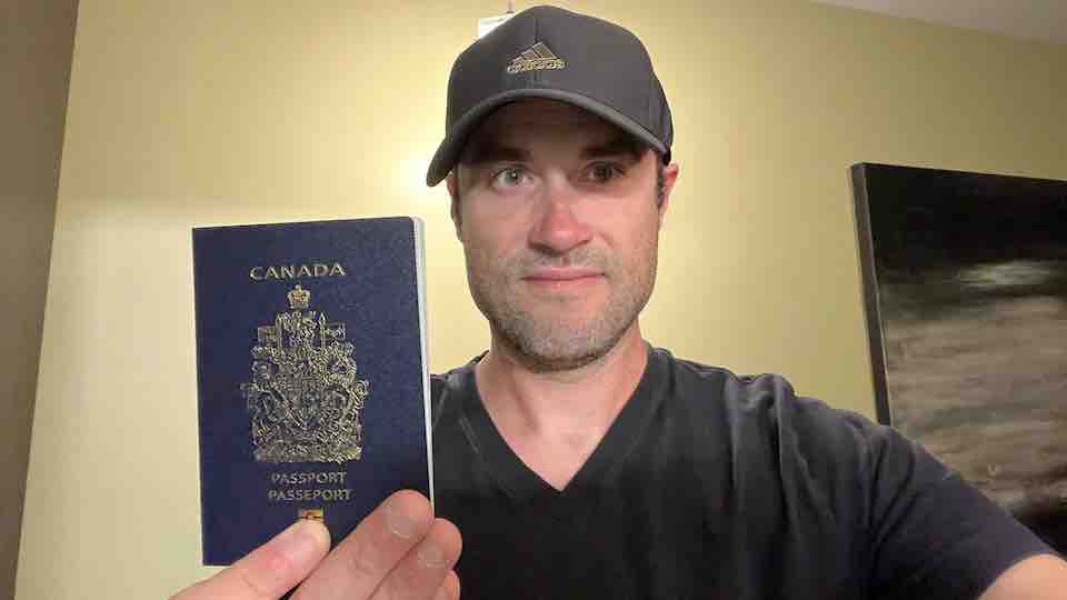 François Gamache tient son passeport. -- PHOTO: GRACIEUSETÉ