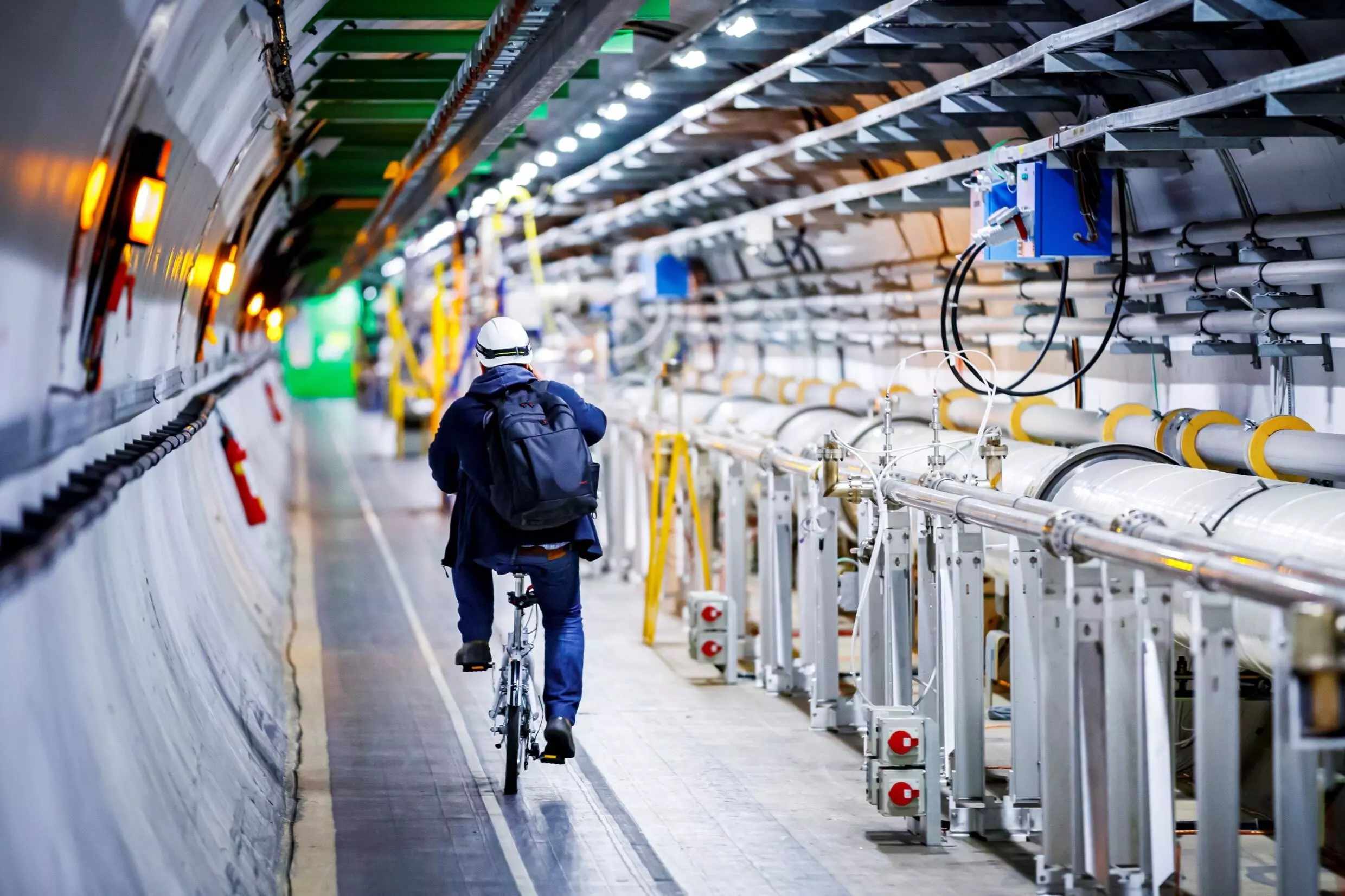 Un employé du CERN parcourt à vélo les allées du LHC, lors d'une pause technique, le 6 février 2020 VALENTIN FLAURAUD AFP/Archives