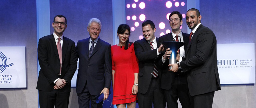 Former U.S. president Bill Clinton with the Hult Prize winning team from McGill (from left to right) Jesse Pearlstein, Shobhita Soor, Zev Thompson, Gabriel Mott and Mohammed Ashour (Photo: Mark Von Holden/AP Images)