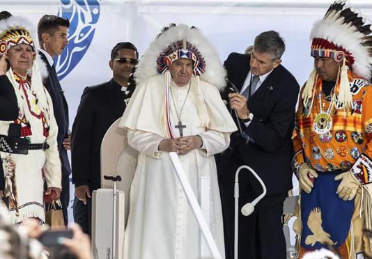Le pape s'excuse officiellement pour le rôle de l'Église dans les pensionnats