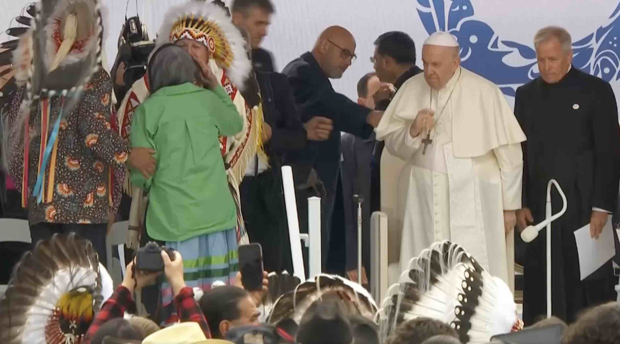 le-pape-qui-observe-les-autochtones.jpg