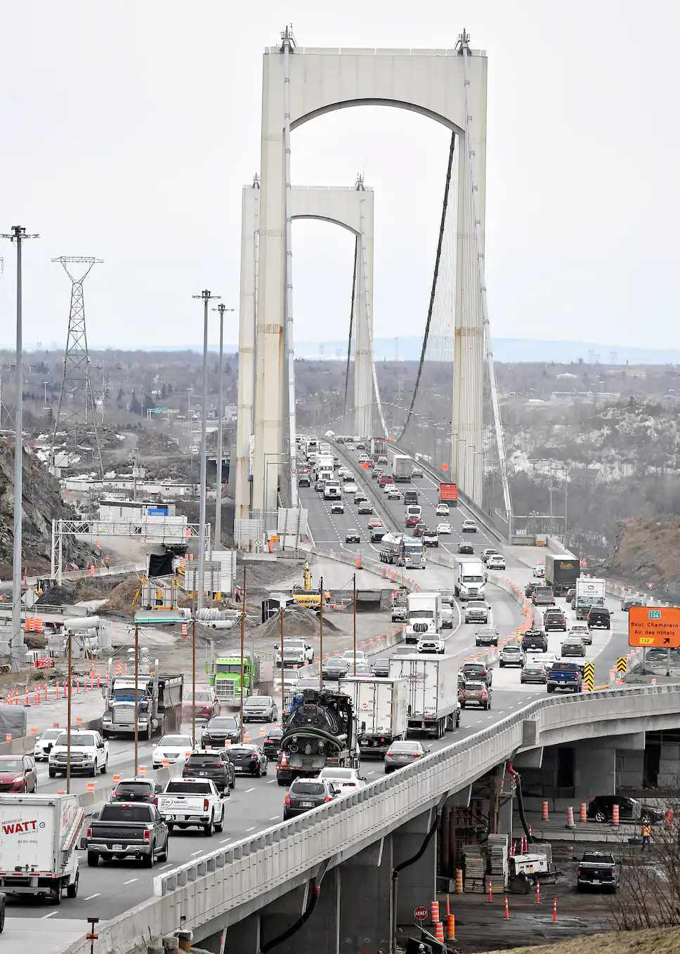 PHOTO STEVENS LEBLANC -- Inauguré en 1970, le pont Pierre-Laporte, qui relie Québec à Lévis, est emprunté chaque jour par 125 000 véhicules, dont 9 % de poids lourds. Les ingénieurs du gouvernement du Québec, qui ont fait la grève en début d’été, dénoncent son manque d’entretien.