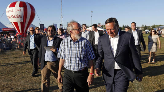 © Mathieu Belanger/Reuters -- Marc Picard et François Legault faisant campagne en 2012 au Festivent de Lévis.