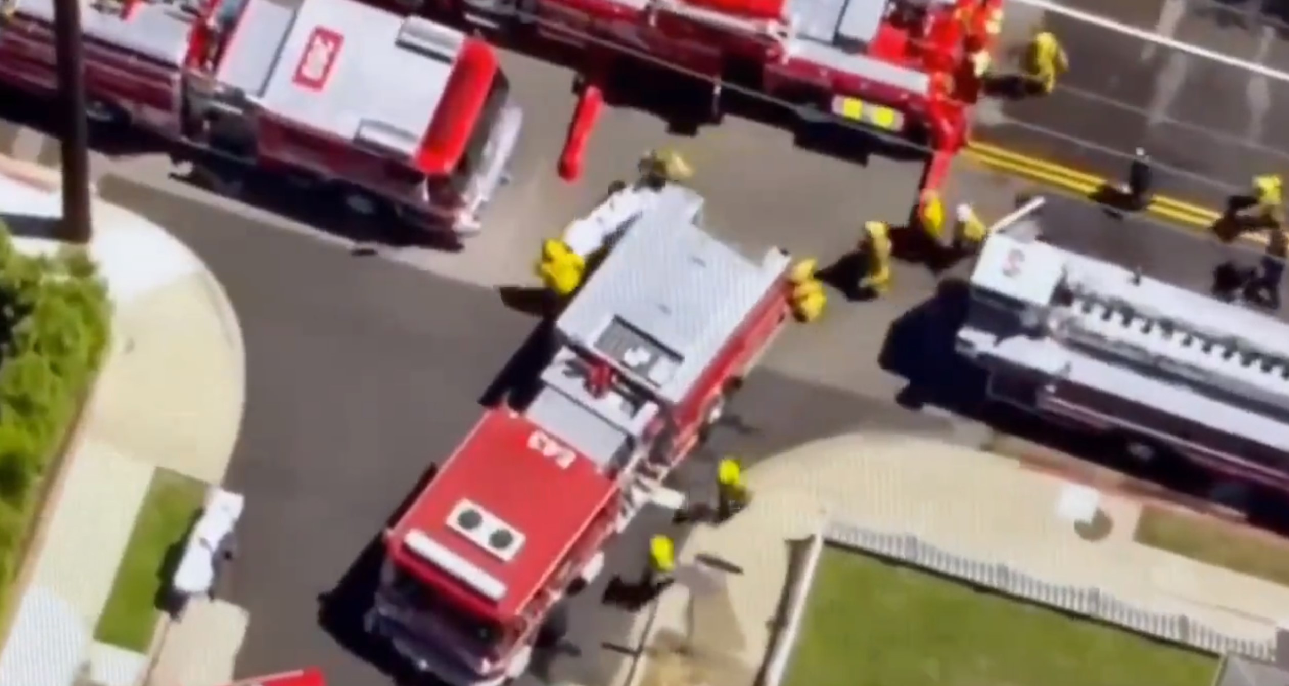 1-pompiers-qui-amenent-le-corps-d-anne-heche-vers-une-ambulance.jpg