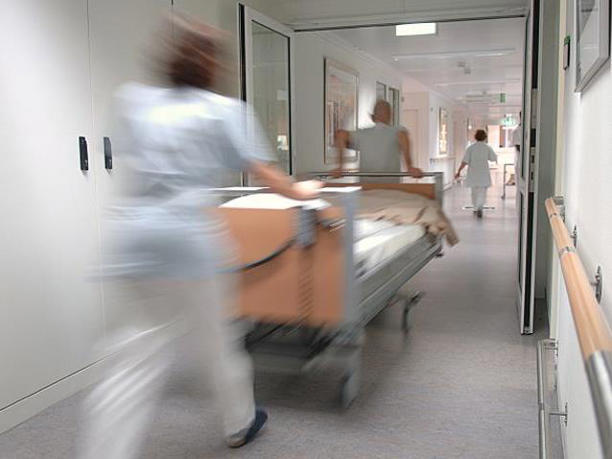« Il semble que nous sommes dans une crise sans précédent en ce qui concerne notre capacité à offrir des soins d'urgences ou intensifs », explique le Dr Merril Pauls, un urgentologue du Centre des sciences de la Santé (archives). -- © /Radio-Canada