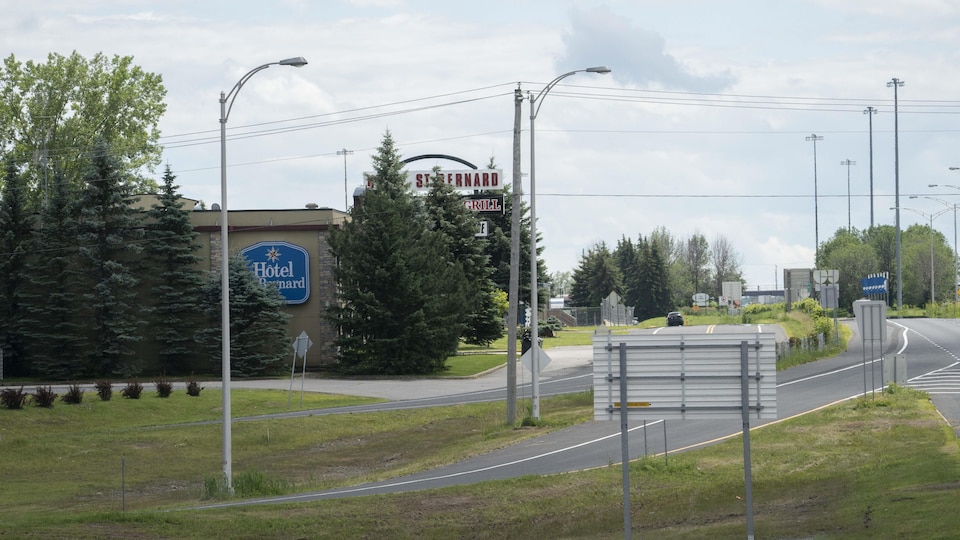 Ottawa a déjà versé plusieurs millions de dollars à l'hôtel Saint-Bernard, situé à côté du chemin Roxham et de la frontière, pour héberger des demandeurs d'asile. -- PHOTO : RADIO-CANADA / IVANOH DEMERS