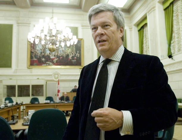 Luc Lavoie est connu notamment pour avoir été l’un des principaux conseillers du premier ministre Brian Mulroney, de qui il est resté proche. -- © Tom Hanson Archives La Presse canadienne