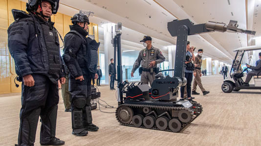 La politique a permis au SFPD d'armer des robots de déminage similaires à celui que l'on voit ici avec des explosifs pour neutraliser et même tuer des suspects. -- © Photo de Peerapon Boonyakiat/SOPA Images/LightRocket via Getty Images