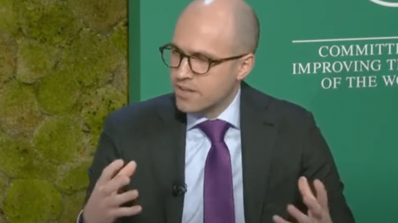 Brian Stelter abordant le « danger clair et présent de la désinformation » à Davos