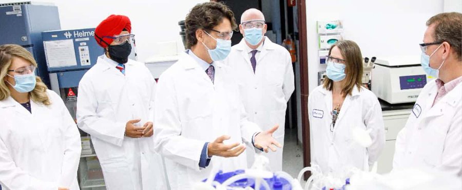 PHOTO D’ARCHIVES TIRÉE DE TWITTER CNRC / ADAM SCOTTI -- Le premier ministre Justin Trudeau était dans les installations du CNRC à Montréal en août 2020. C’est là qu’on prévoyait produire des doses de vaccins chinois.