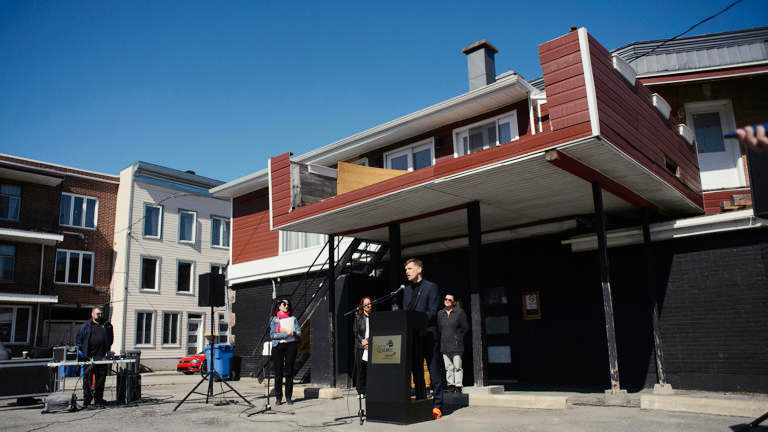 Le maire Bruno Marchand s'adresse aux médias pour annoncer le projet de 30 unités de logements sociaux. -- © Erik Chouinard/Radio-Canada