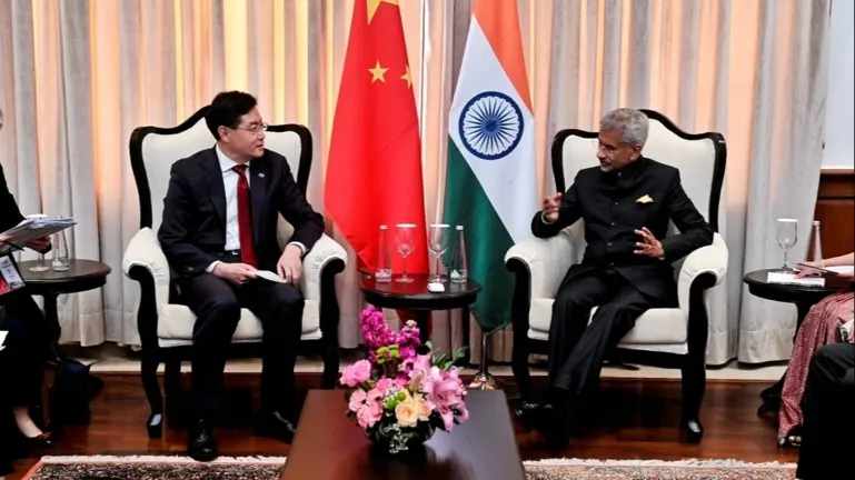 Le ministre chinois des Affaires étrangères Qin Gang, à gauche, s’entretient avec son homologue indien Subrahmanyam Jaishankar lors de leur rencontre en marge de la réunion des ministres des Affaires étrangères du G-20 à New Delhi, en Inde, le 2 mars. (Document du ministère indien des Affaires étrangères via Reuters)