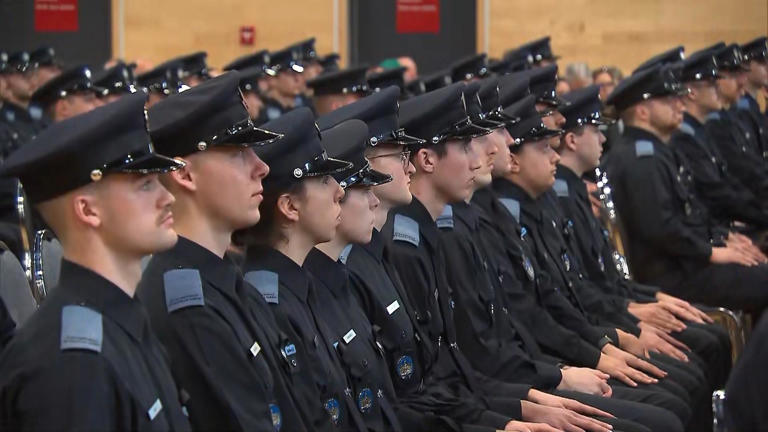 La première cohorte réservée au SPVM a officiellement reçu son diplôme à l'École nationale de police du Québec, à Nicolet. -- © Yoann Dénécé, caméraman/Radio-Canada