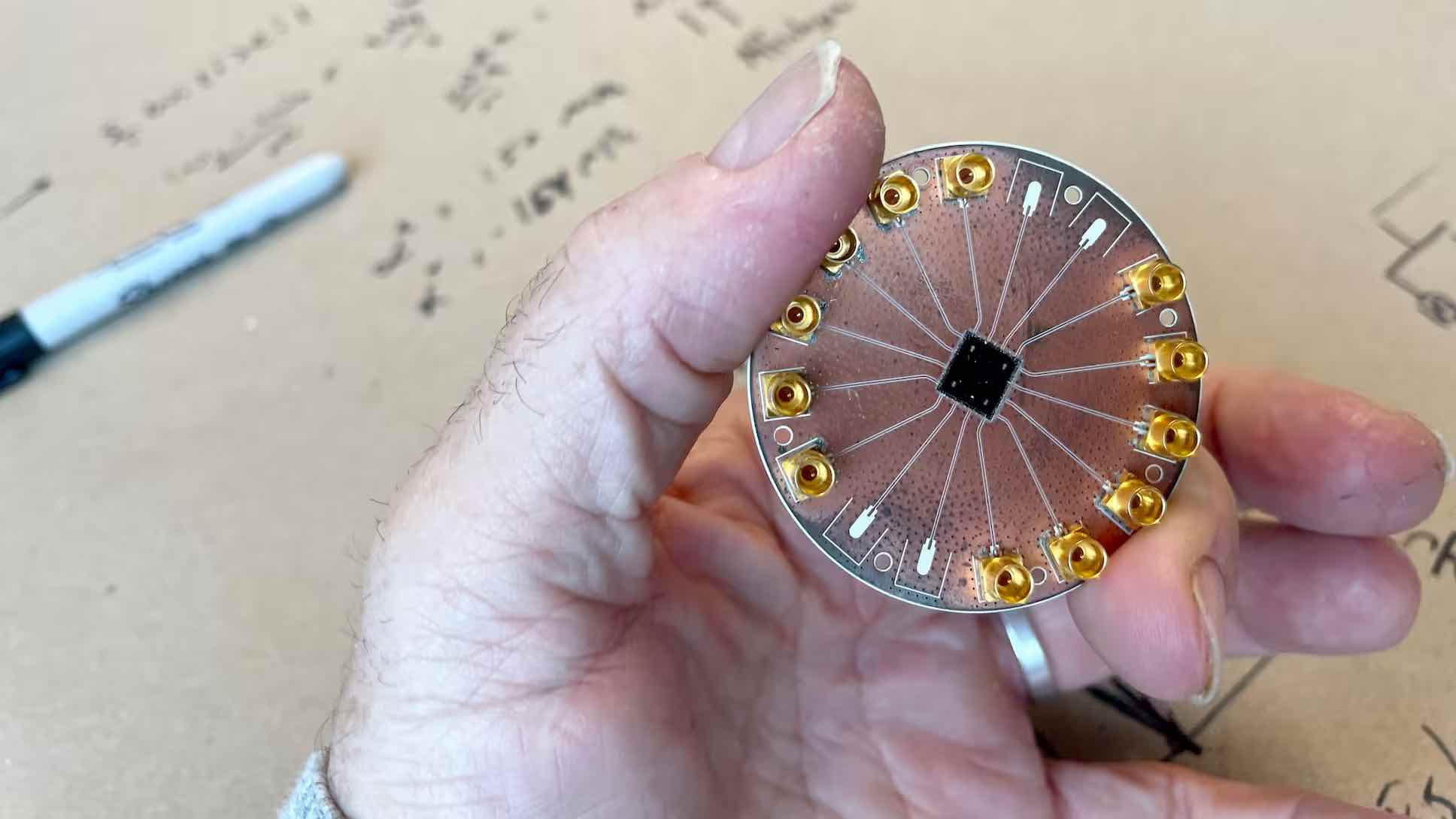 PHOTO MATHIEU-ROBERT SAUVÉ -- Prototype d’une composante de l’ordinateur quantique, cette pièce de métal contient des supraconducteurs de quatre qubits.