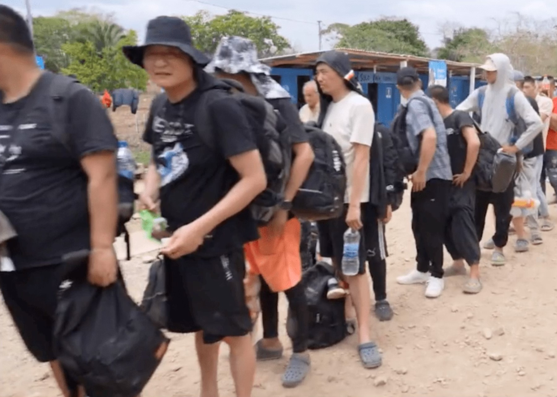 chinois-qui-passent-par-le-darien-gap-au-panama-pour-entrer-aux-etats-unis.jpg