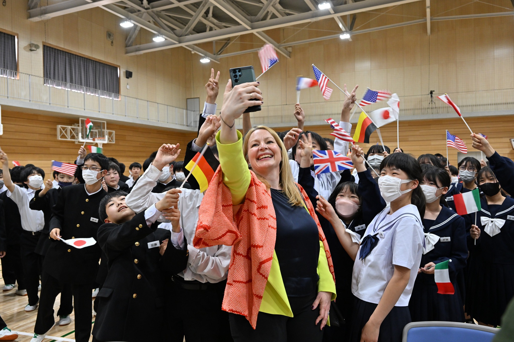 selfie-avec-des-enfants-japonais-masques-a-l-ecole-le-5-mai-2023forufor.jpg