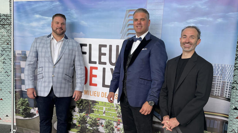 Les frères Jonathan et Érick Trudel, accompagnés par l'architecte Érick Rivard. -- © Louis-Simon Lapointe/Radio-Canada
