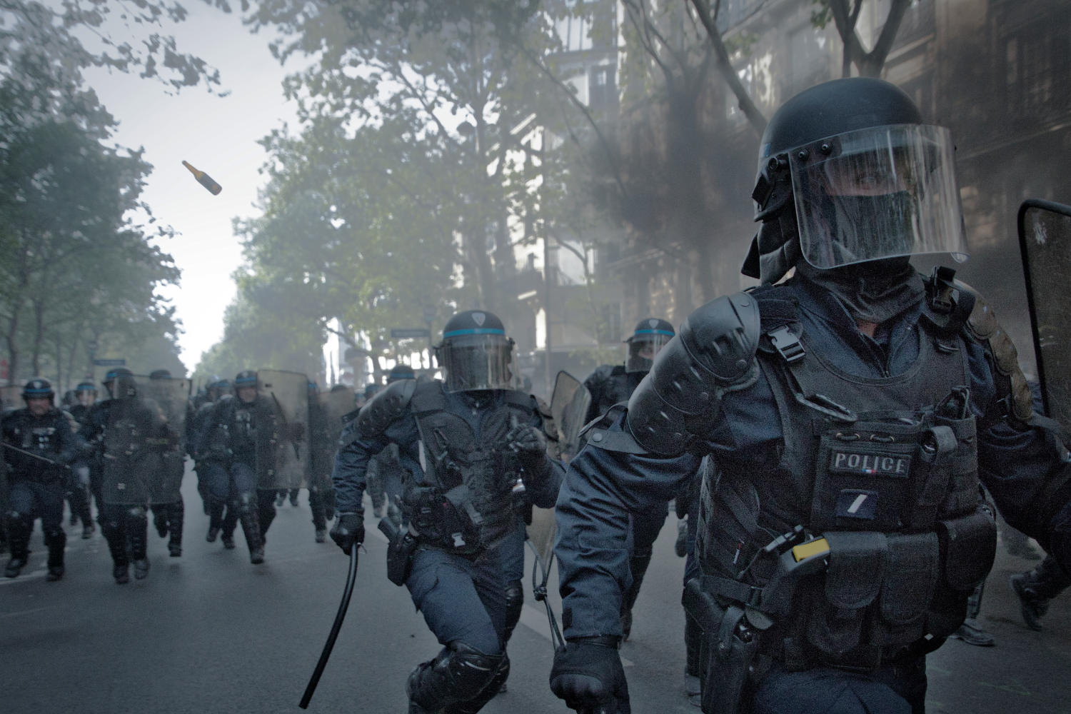 la-violence-de-rue-et-la-police-militarisee-en-france.jpg