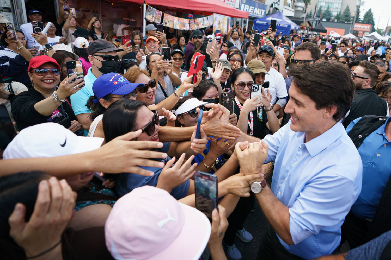 trudeau-entoure-par-ses-gardes-du-corps-22-juillet-2023.jpg