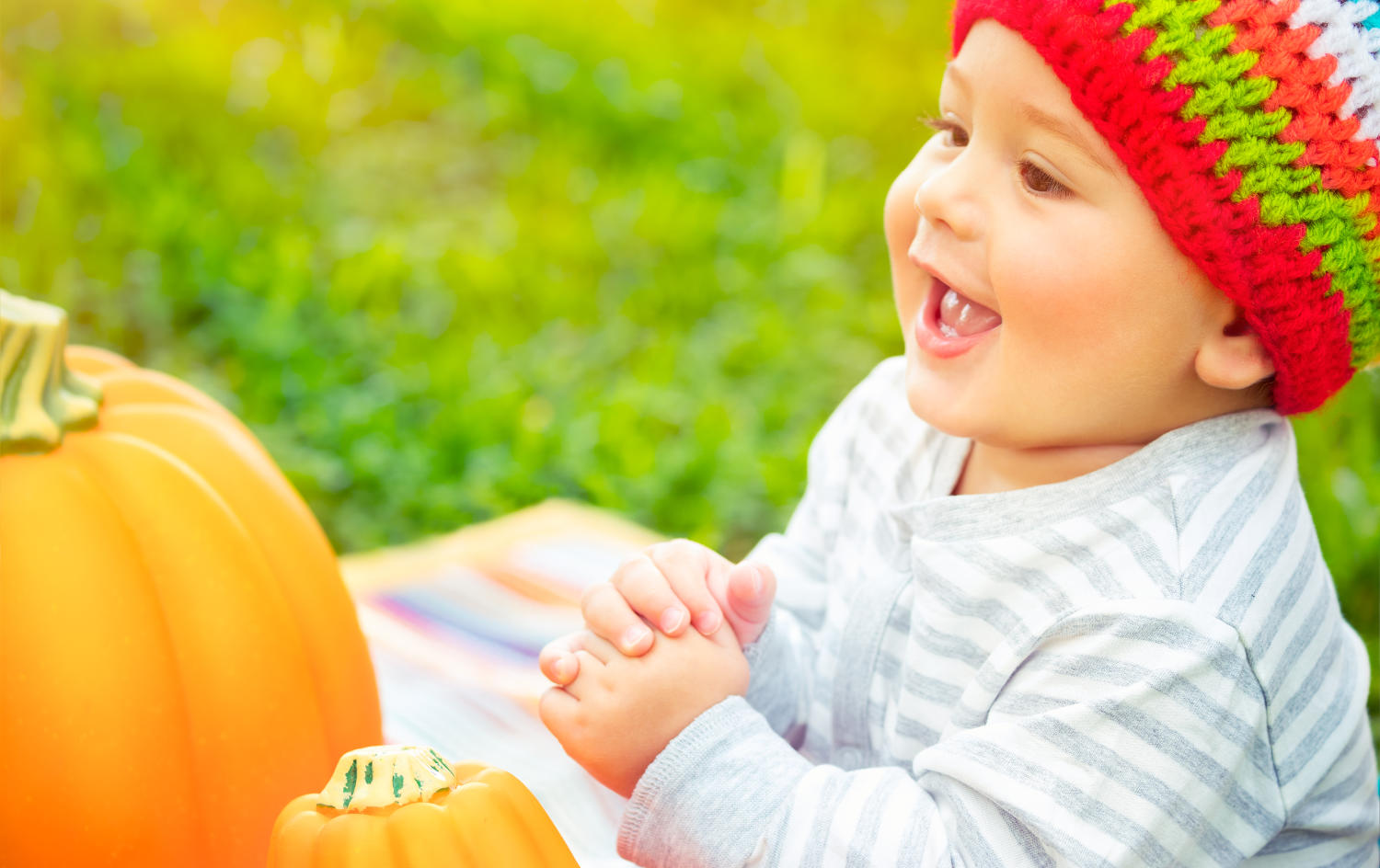 bebe-heureux-en-automne.jpg