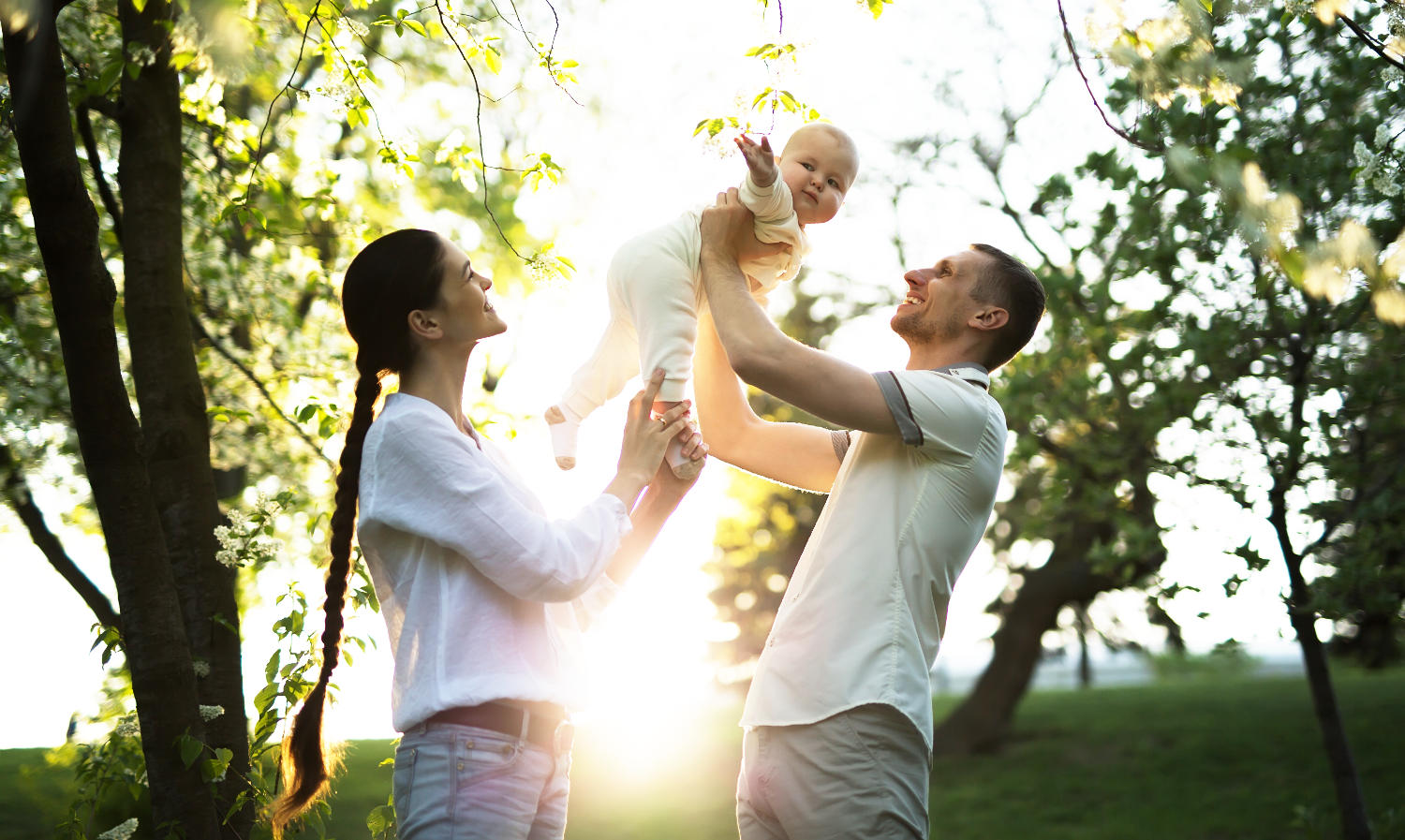 parents-heureux-avec-leur-bebe.jpg
