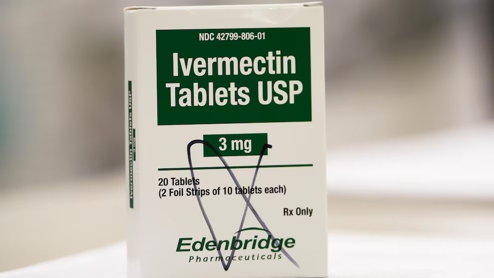 DOSSIER – Une boîte d'ivermectine est exposée dans une pharmacie alors que des pharmaciens travaillent en arrière-plan, le jeudi 9 septembre 2021, en Géorgie. Une cour d'appel fédérale vendredi 1er septembre 2023...
