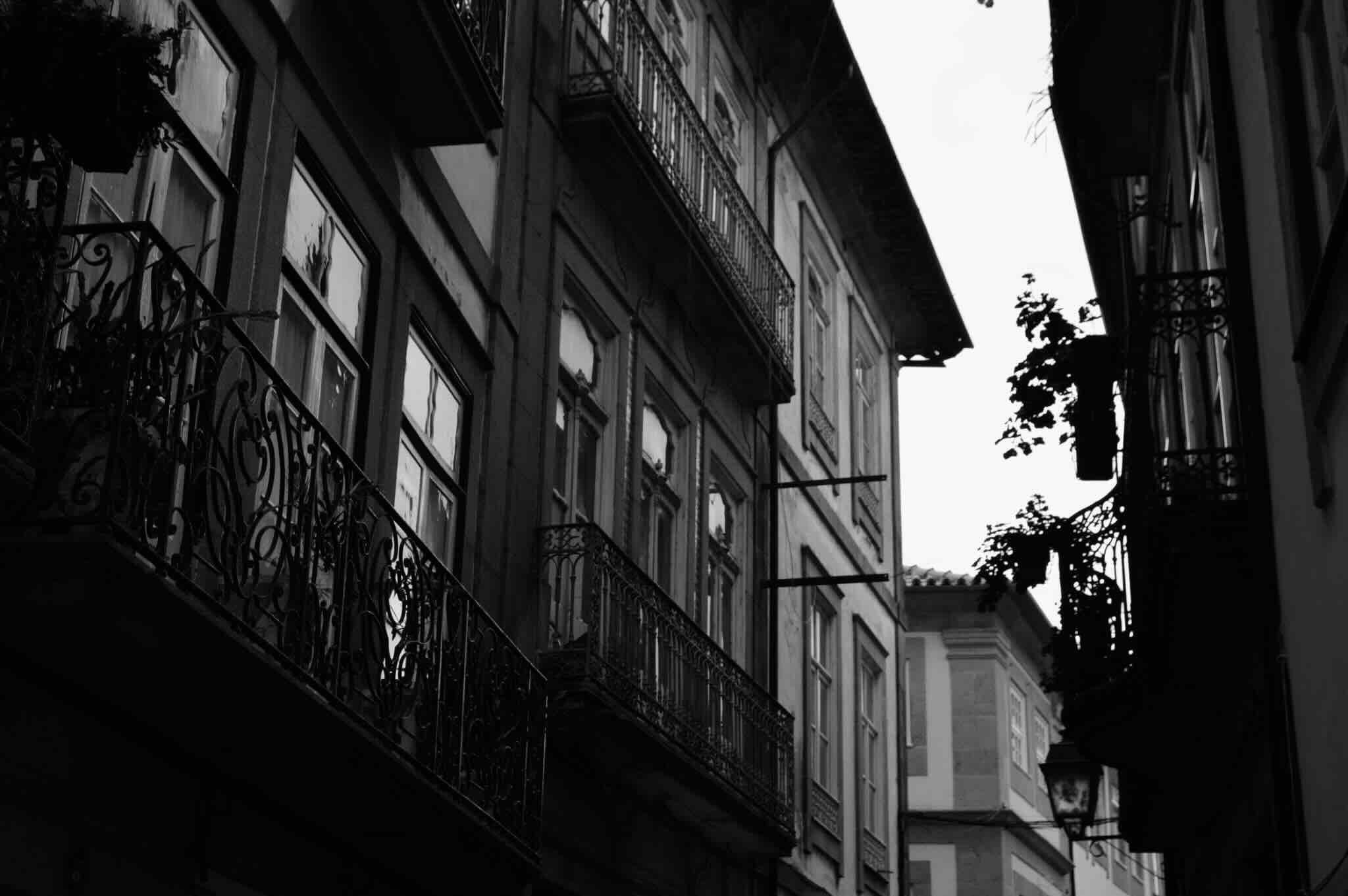 logements-dans-une-rue-etroite.jpg