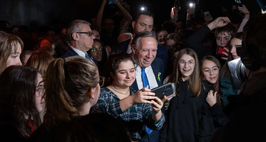 francois-legault-de-la-caq-entoure-par-des-jeunes.jpg