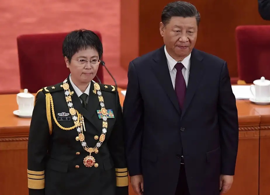 PHOTO NICOLAS ASFOURI, ARCHIVES AGENCE FRANCE-PRESSE<br /><br />La majore-générale Chen Wei (à gauche), la plus éminente virologue de l’armée chinoise, en compagnie du président chinois, Xi Jinping, en 2020