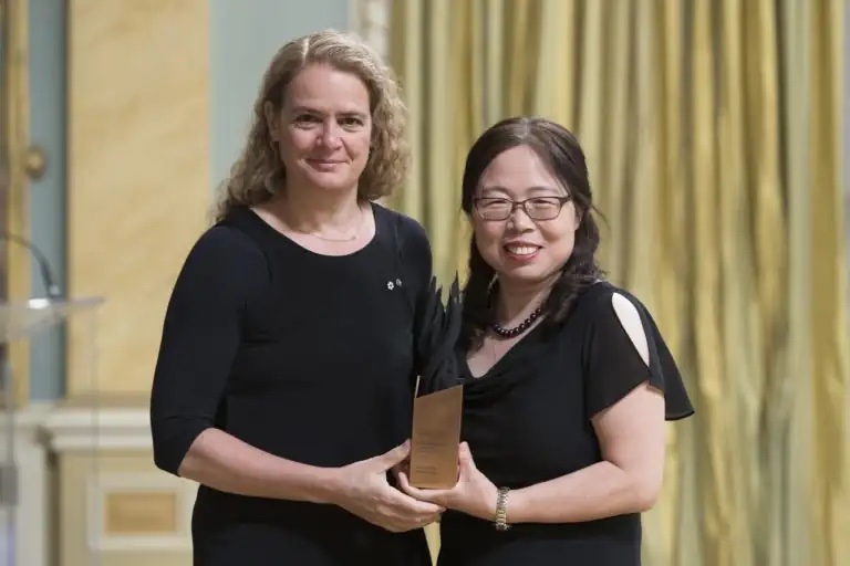 PHOTO VINCENT CARBONNEAU, FOURNIE PAR RIDEAU HALL<br /><br />Xiangguo Qiu avec la gouverneure générale Julie Payette, en 2018