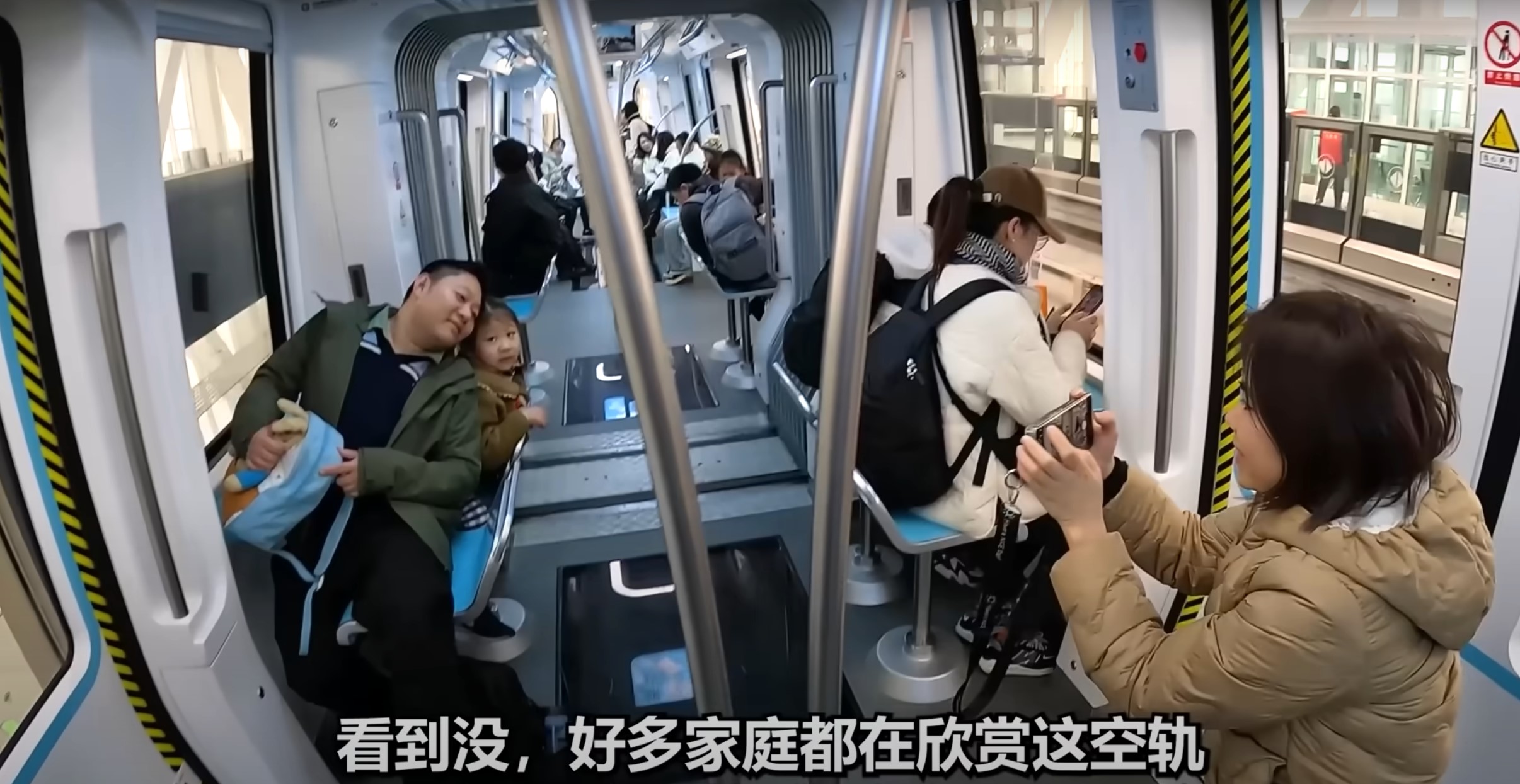 a-l-interieur-du-monorail-de-wuhan.jpg