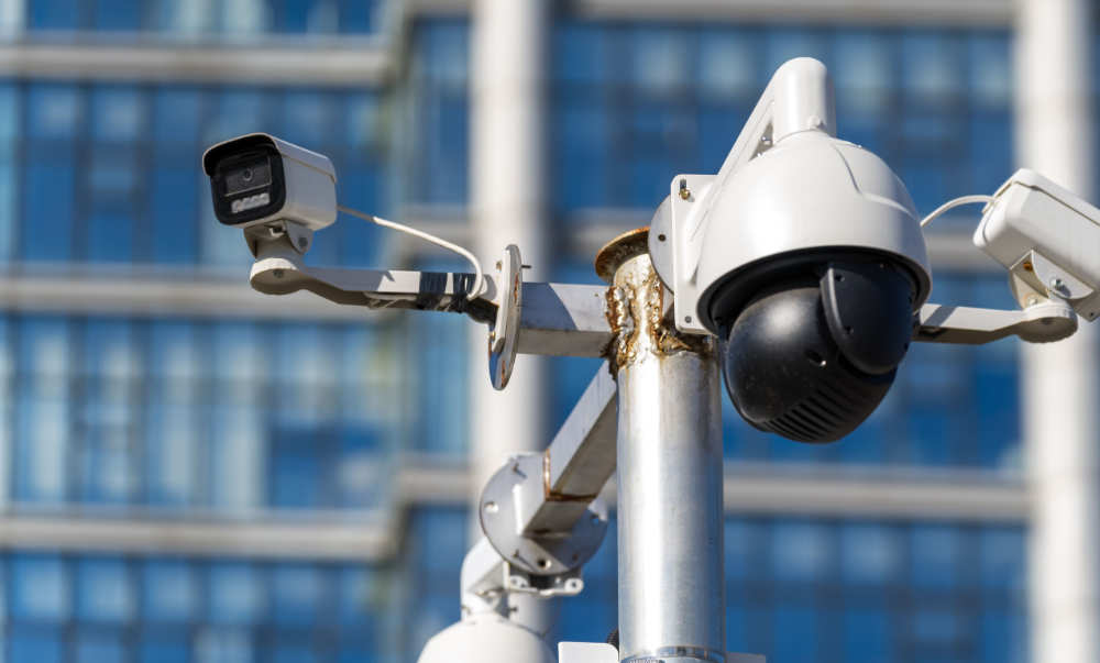 Image évocatrice de la surveillance, dans Facebook
