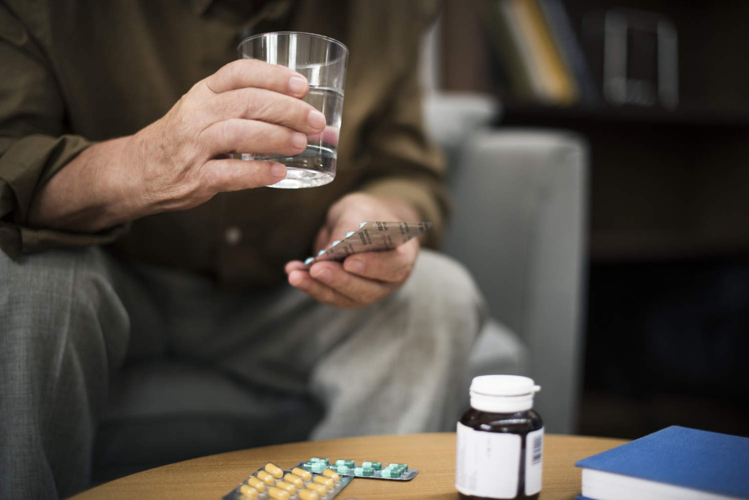 personne-agee-qui-prend-des-medicaments.jpg
