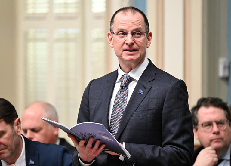 Le ministre des Finances du Québec, Eric Girard, présente son budget provincial, à l'Assemblée nationale du Québec, le mardi 12 mars 2024. LA PRESSE CANADIENNE/Jacques Boissinot © The Canadian Press