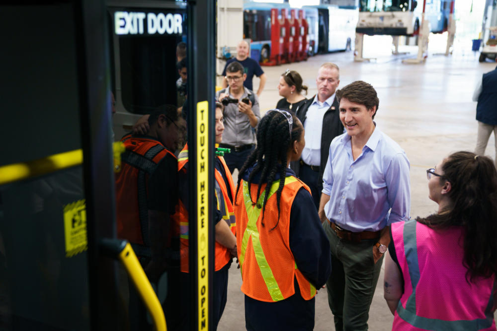 justin-trudeau-et-ses-autobus-electriques-a-york-en-ontario.jpg
