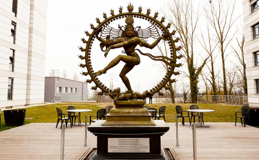 Source: https://detechter.com/the-scientific-symbolism-of-the-statue-of-shiva-nataraja-at-cern-switzerland/<br /><br />C'est le point de vue officiel du CERN qui y est présenté.<br /><br />Et ici, une contre-lecture à propos du CERN:<br /><br />https://www.christianevidence.net/2019/05/cern-and-bible-prophecy.html