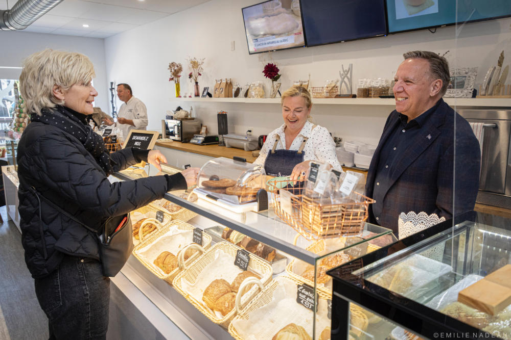 François Legault fait son social à Rimouski pendant qu'il ambitionne d'aller développer les éoliennes dans cette région.<br /><br />Et non, ce n'est pas nécessairement profitable pour cette collectivité, ni pour le Québec.<br /><br />C'est le début de la fin pour Hydro-Québec mais c'est un "open house" pour les transnationales étrangères.<br /><br />Pendant ce temps, Legault fait des photos dans une boulangerie... c'est de rire du monde.<br /><br />Source: https://x.com/francoislegault/status/1831107765273493902/photo/1