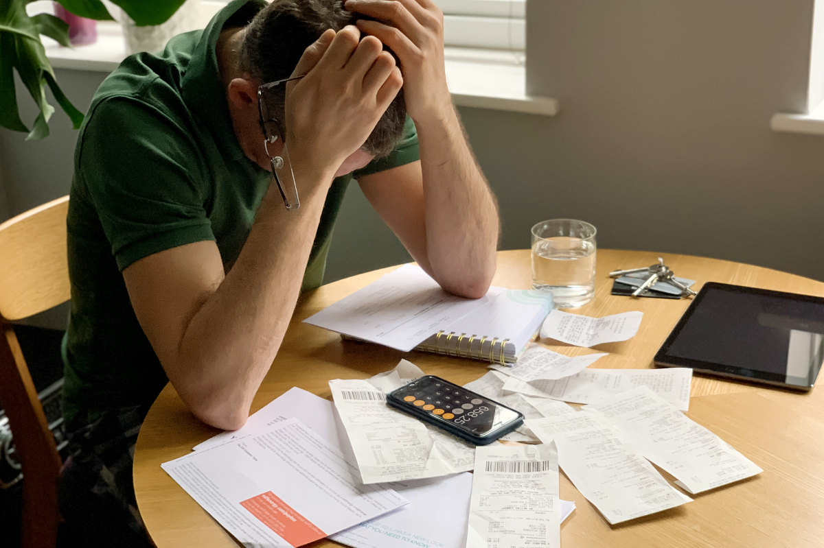homme-aux-prises-avec-des-problemes-financiers.jpg