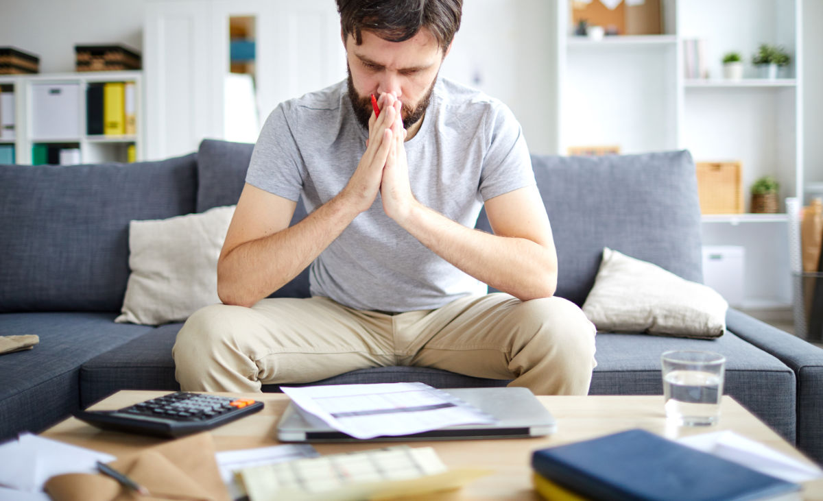 difficultes-financieres-d-un-jeune-homme.jpg